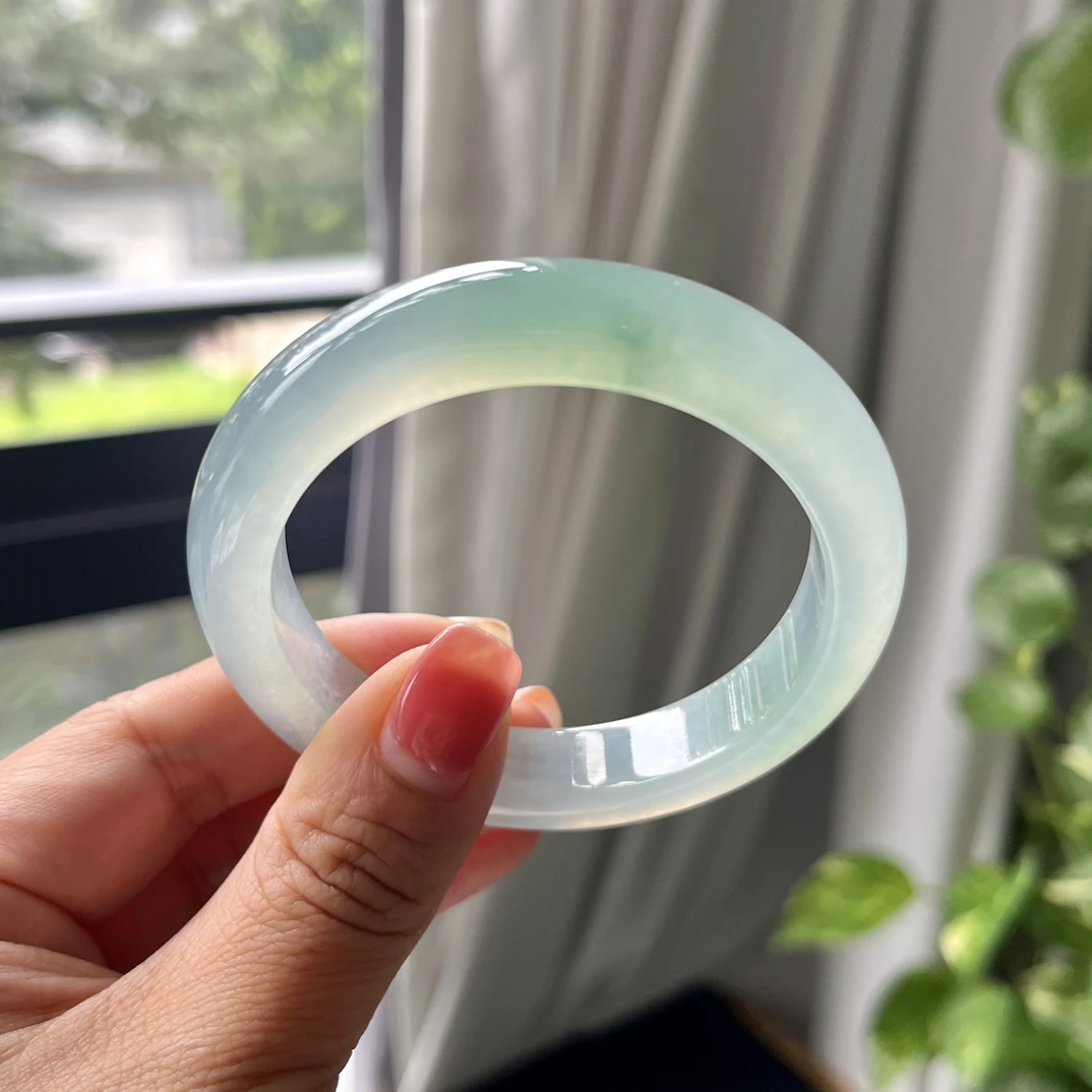 56冰胶起光飘绿翡翠手镯