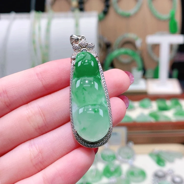石英质玉（非洲翠）未镶嵌颈饰