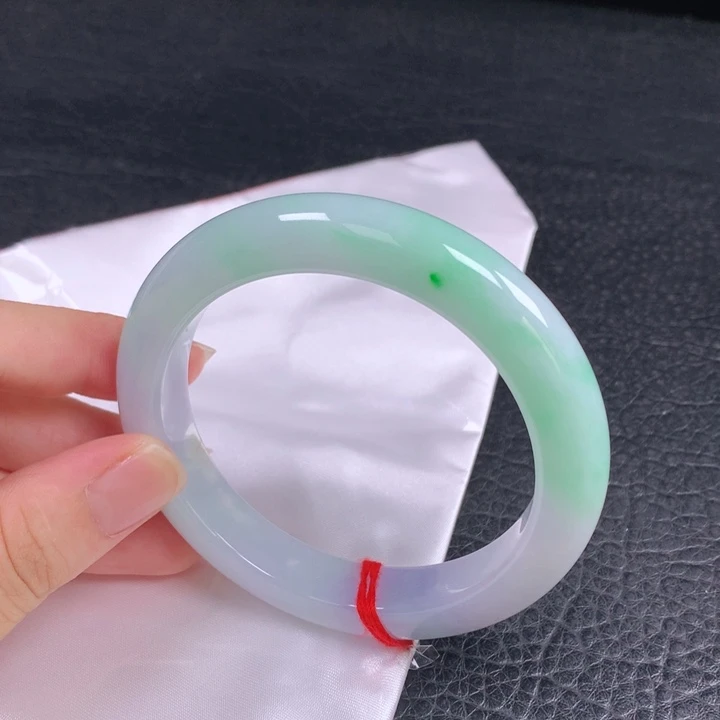 翡翠未镶嵌手镯。。