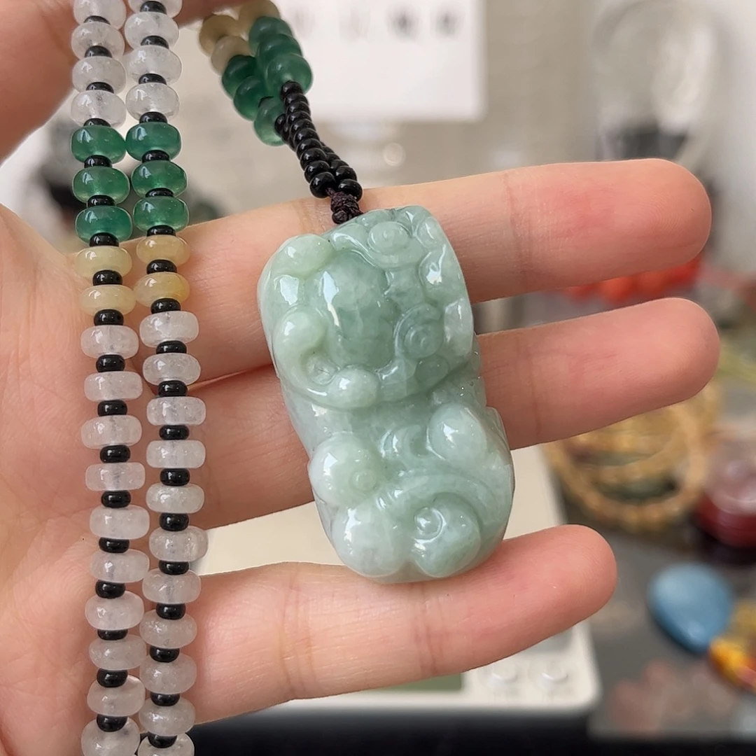 翡翠未镶嵌颈饰矿坑