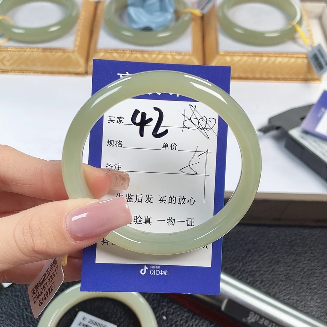 阳***暖和田玉未镶嵌手镯