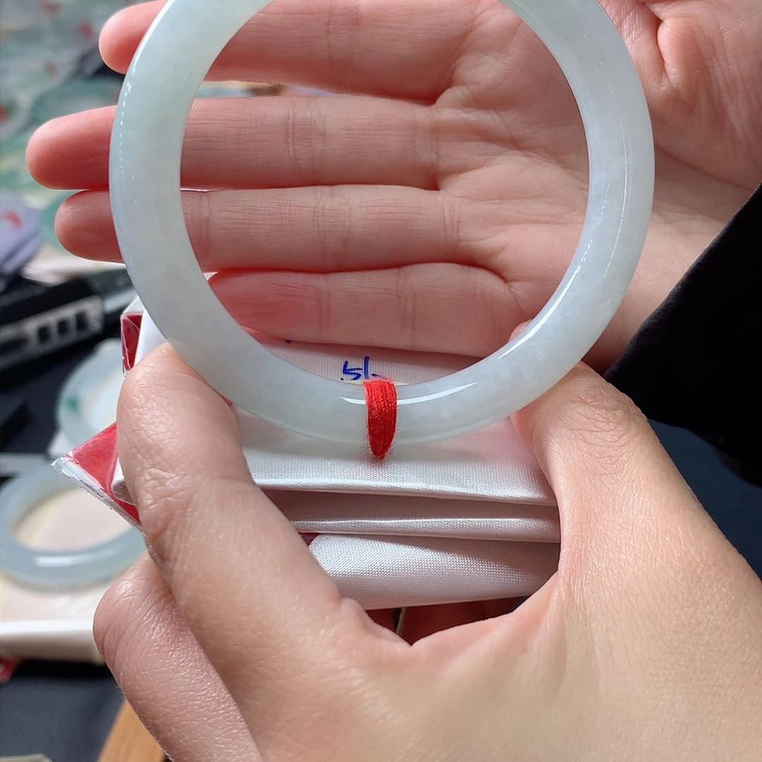 翡翠手镯未镶嵌翡翠