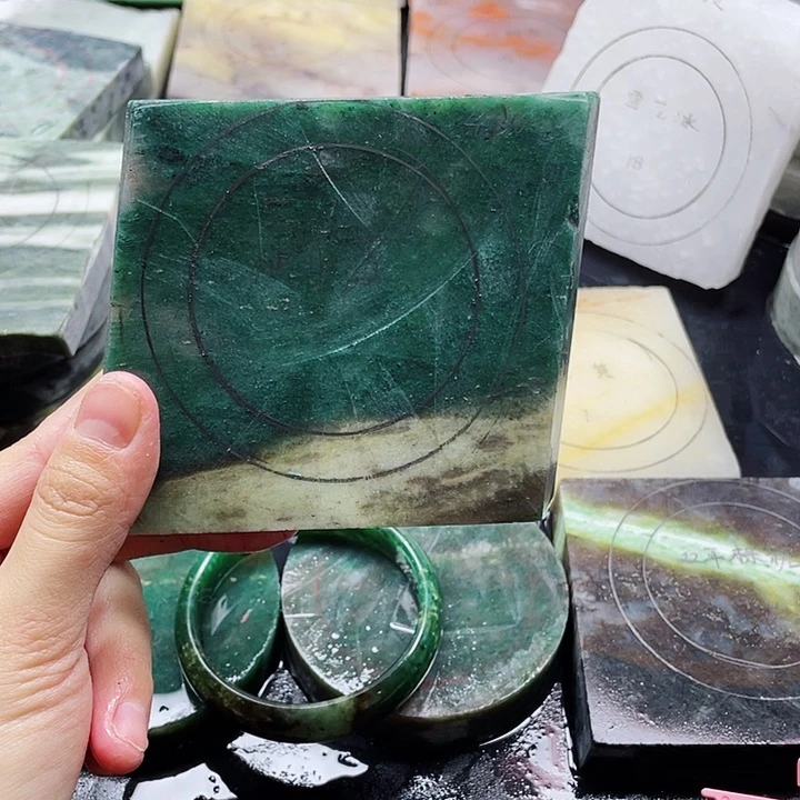 哩***、独山玉未镶嵌手镯定制