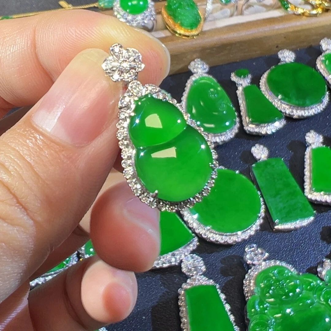 翡翠18K金镶嵌颈饰