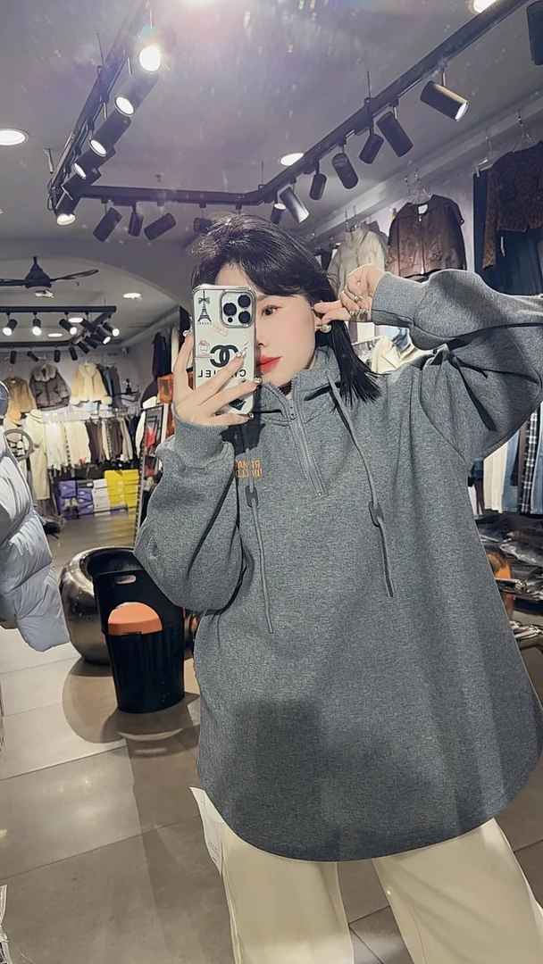 王琳家中长款卫衣