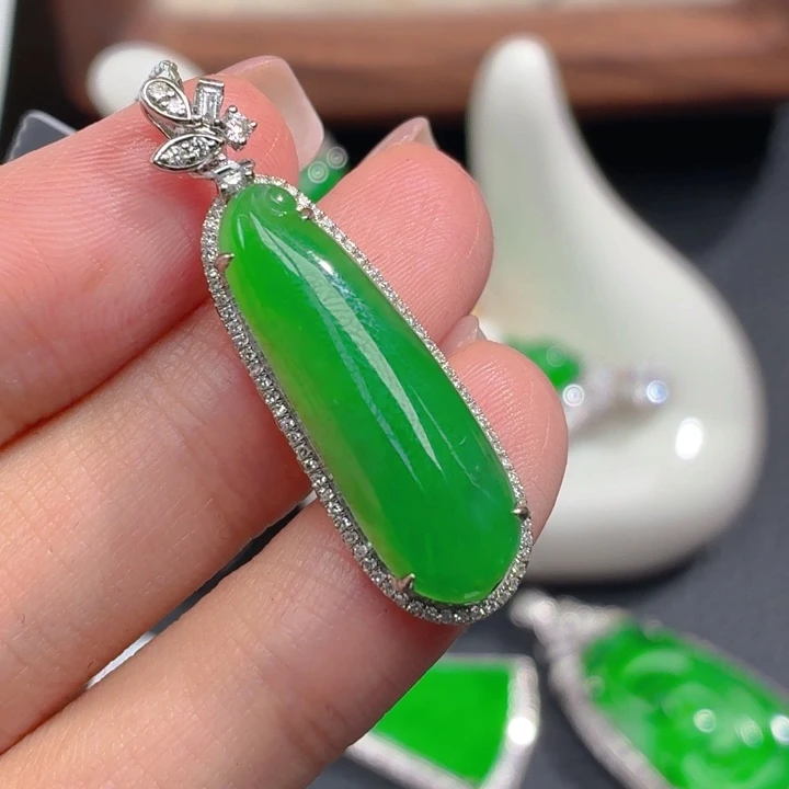 颈饰18K金镶嵌翡翠