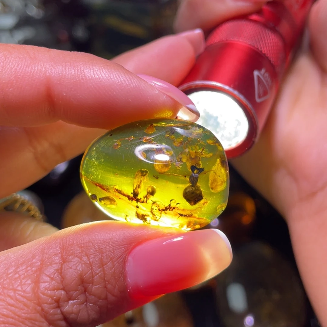 琥珀裸石未镶嵌？