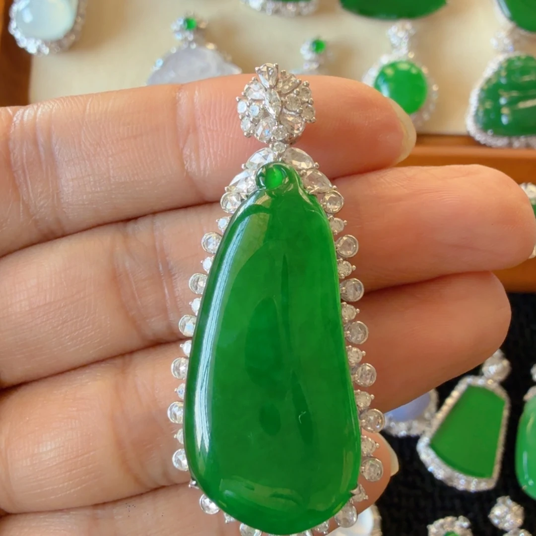 翡翠18K金镶嵌颈饰吊坠