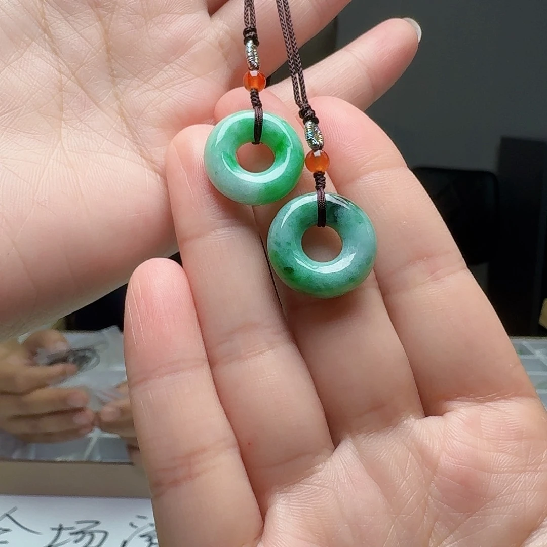 翡翠未镶嵌吊坠(赠链)多样性发货其一