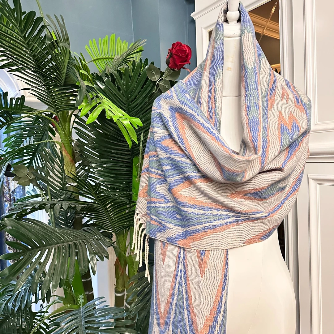 2025款新疆民族风格艾特莱斯时尚围巾。