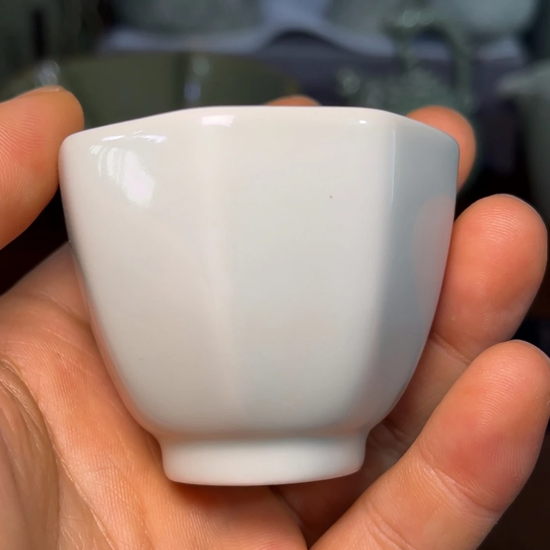 瓷微瑕素面八方杯一只