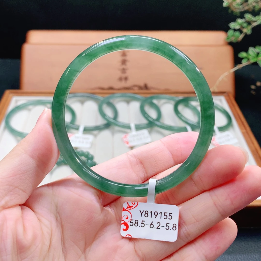 翡翠手镯（圆镯）未镶嵌