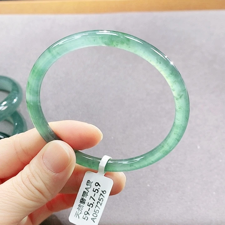 翡翠未镶嵌手镯（圆镯）