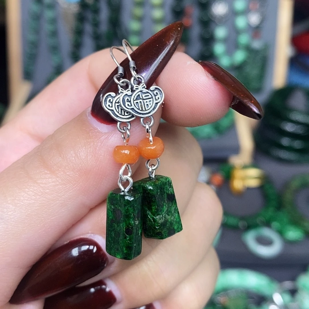 未镶嵌翡翠耳饰漂亮美眉