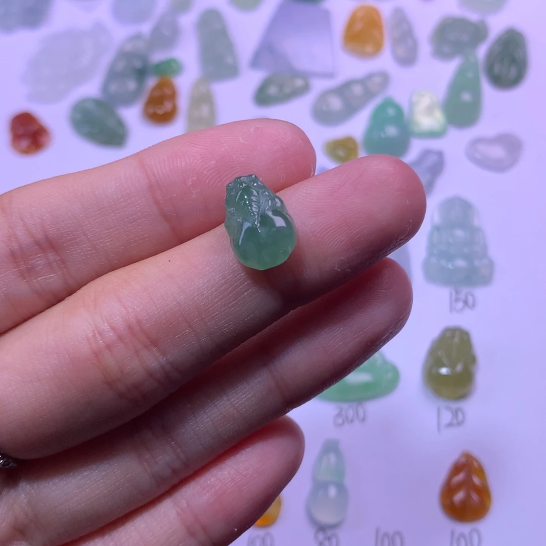 翡翠未镶嵌颈饰貔貅