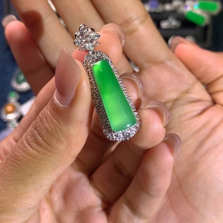 翡翠18K金镶嵌颈饰无事柱