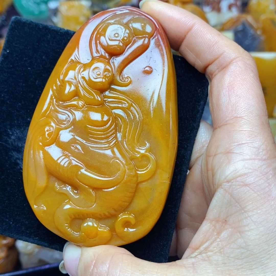 未镶嵌石英质玉（黄龙玉）颈饰