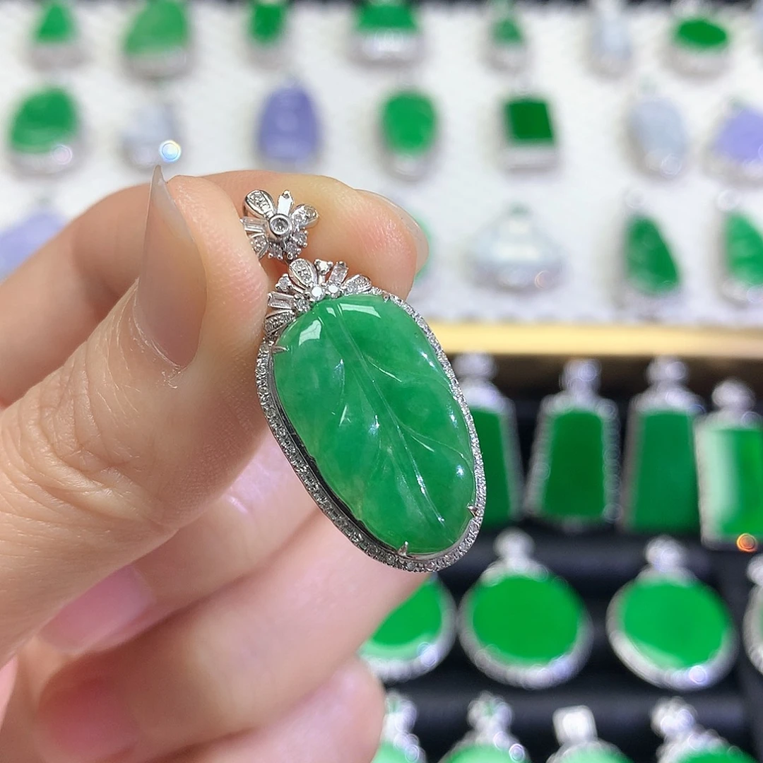 颈饰18K金镶嵌翡翠吊坠