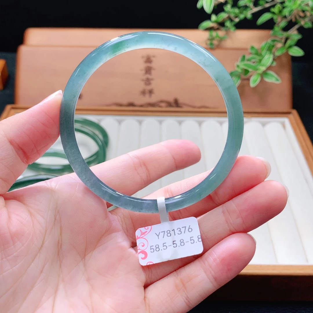 翡翠未镶嵌手镯（圆镯）