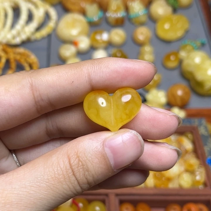 蜜蜡未镶嵌珠宝奇石微瑕放漏 鸡油黄爱心