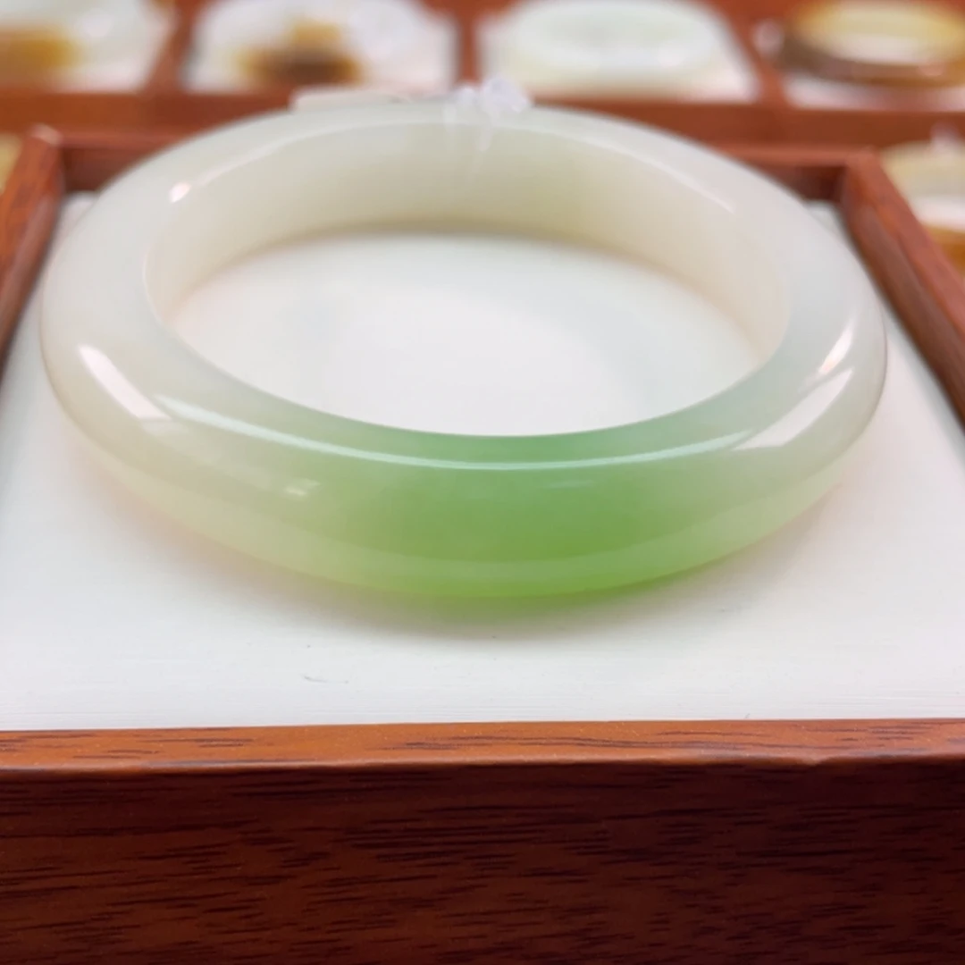 【闪购商品】和田玉手镯未镶嵌57