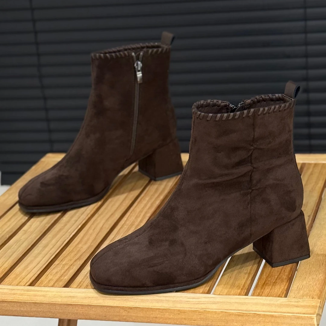 秋冬女靴2025年新款羊反绒瘦瘦靴侧拉链短靴粗跟时装靴百搭及踝靴