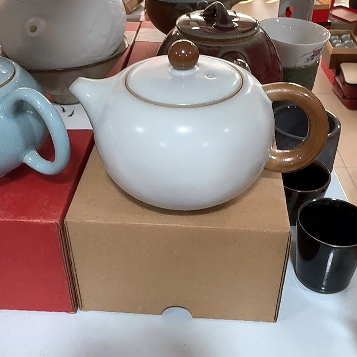 主人杯一个，瓷。。品茗瓷