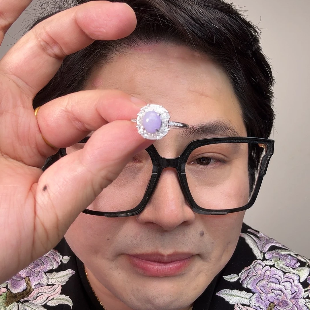 翡翠未镶嵌颈饰一件