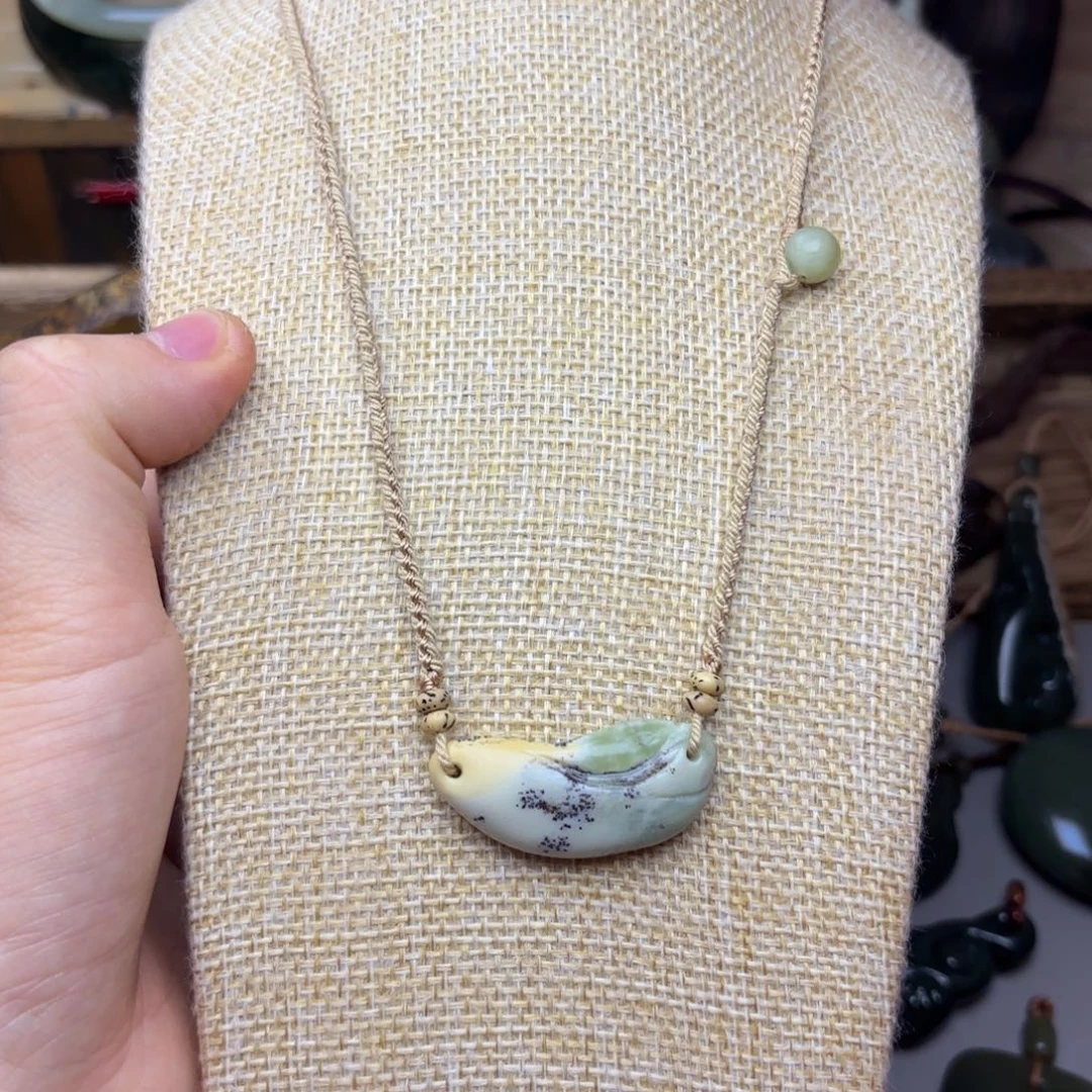 透闪石质玉未镶嵌颈饰