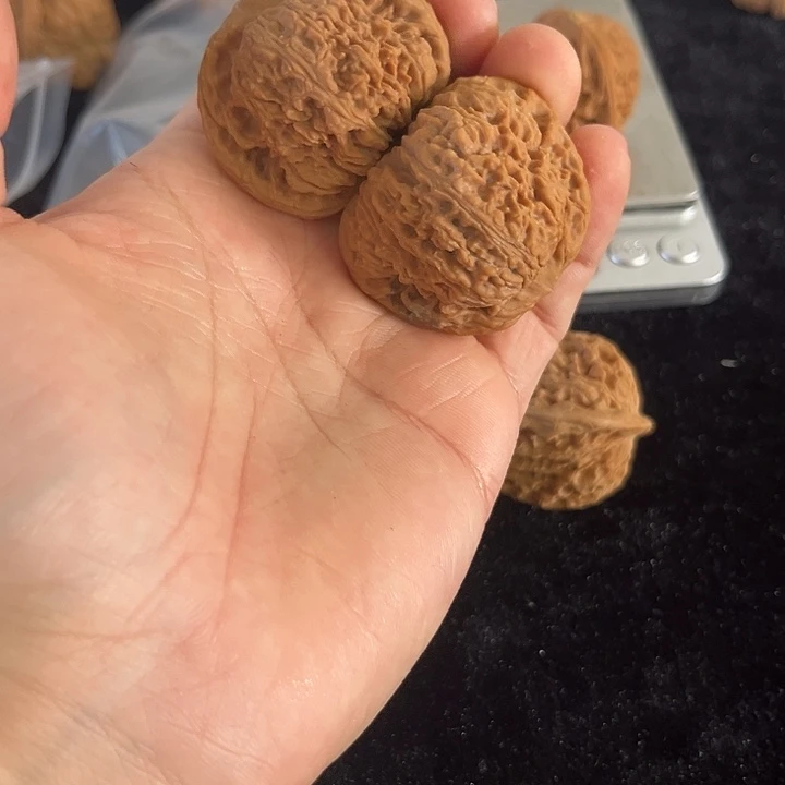 把件文玩核桃42左右微瑕南疆，编号0005