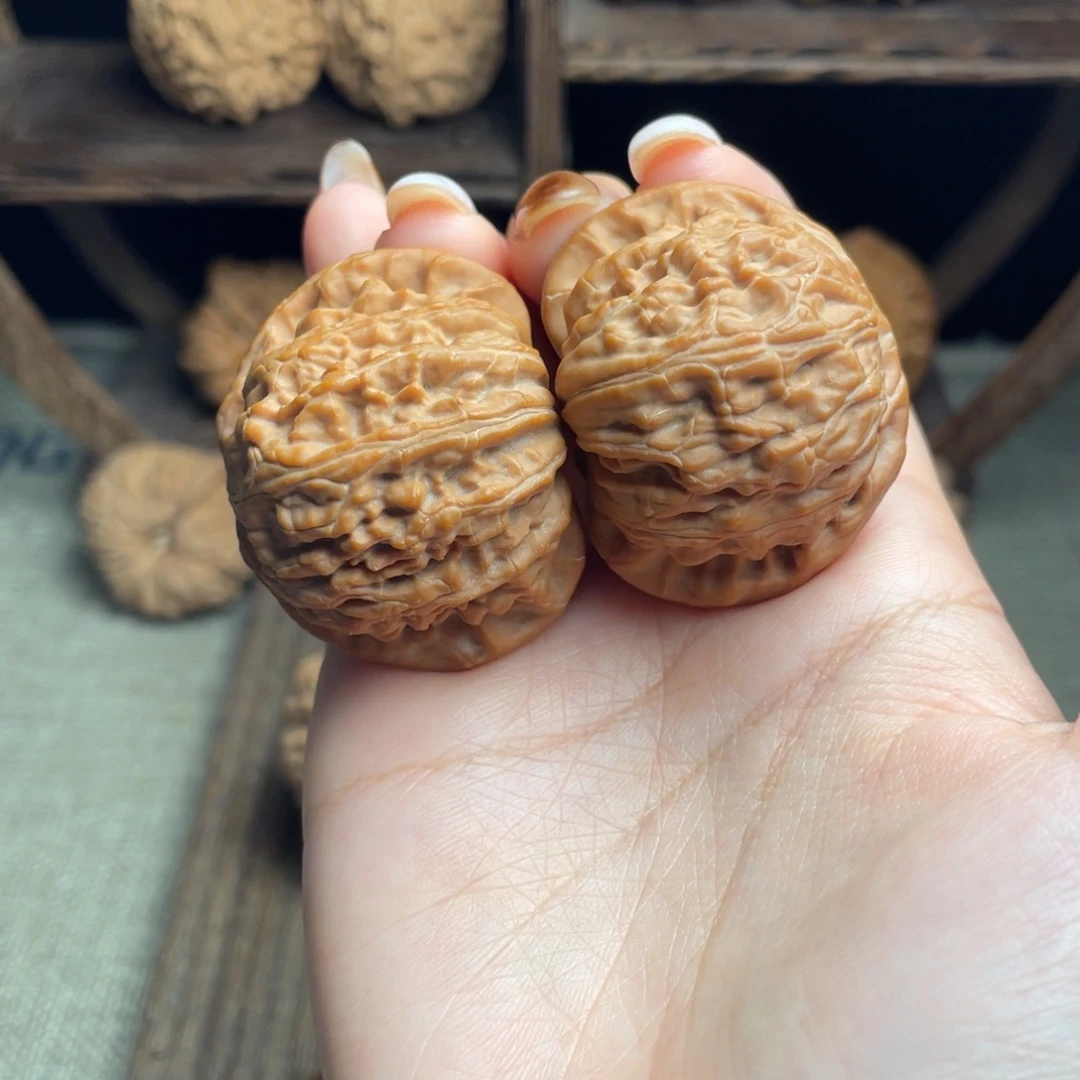 文玩核桃吊坠头货白狮子42 全品白茬精配毕业红皮