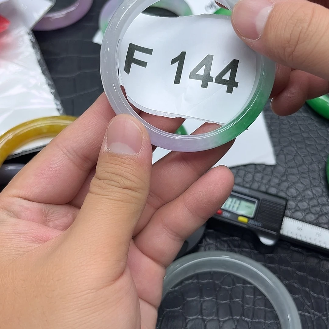 翡翠手镯未镶嵌默认瑕疵