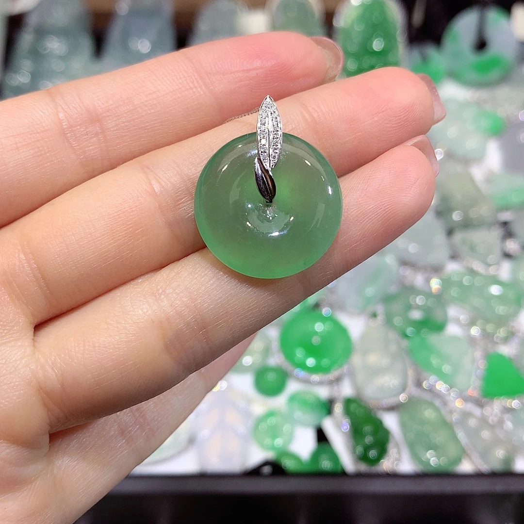 翡翠18K金镶嵌颈饰扣