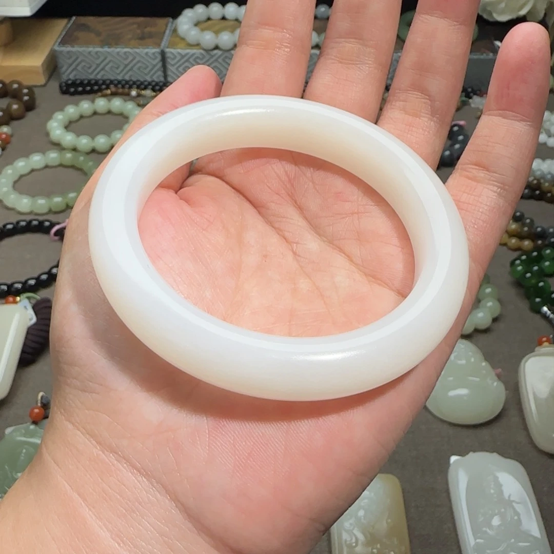 和田玉手镯未镶嵌青*案