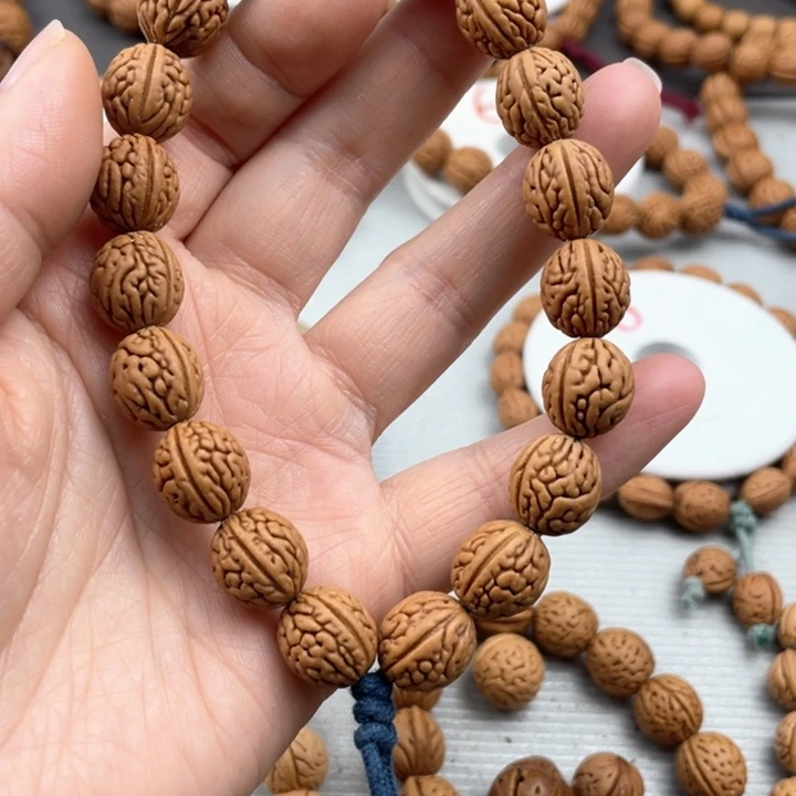 杨*哥12.3尺寸野生桃核手持