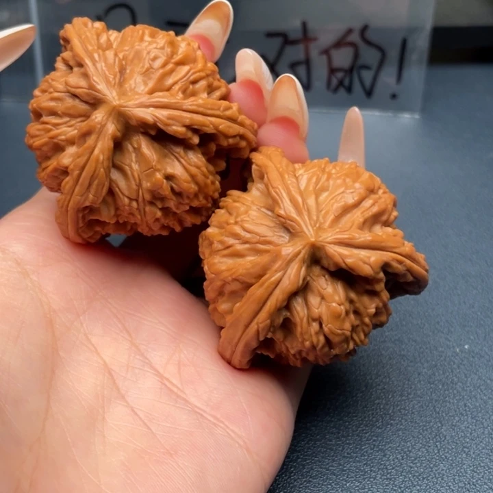 东***坤文玩核桃吊坠白狮子