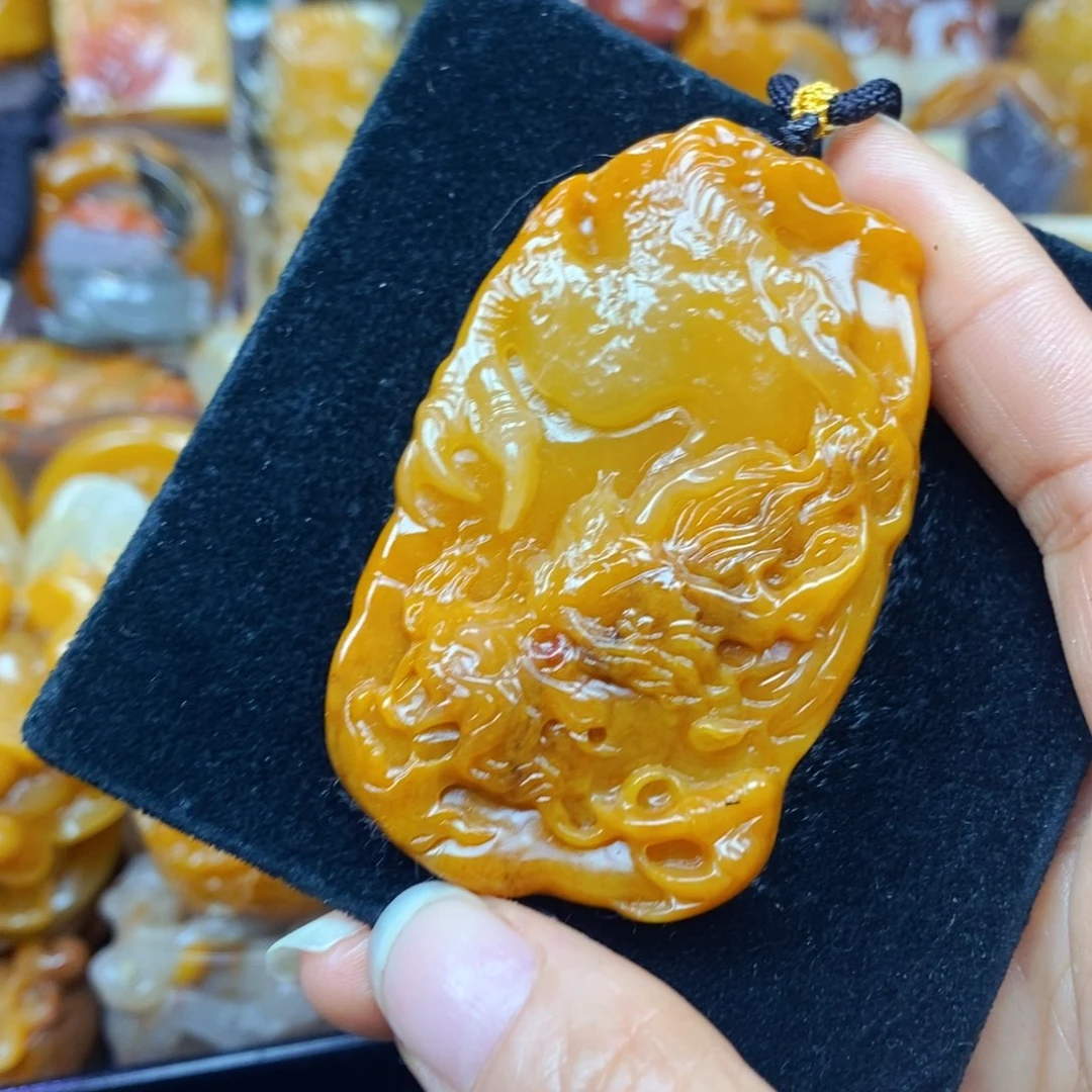 未镶嵌石英质玉（黄龙玉）颈饰