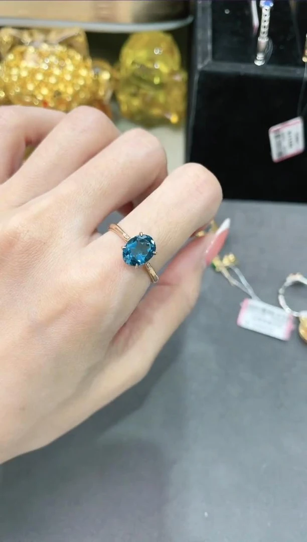 18K金镶嵌托帕石戒指