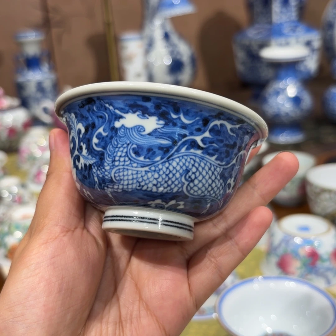 瓷蓝底麒麟追凤压手杯…………