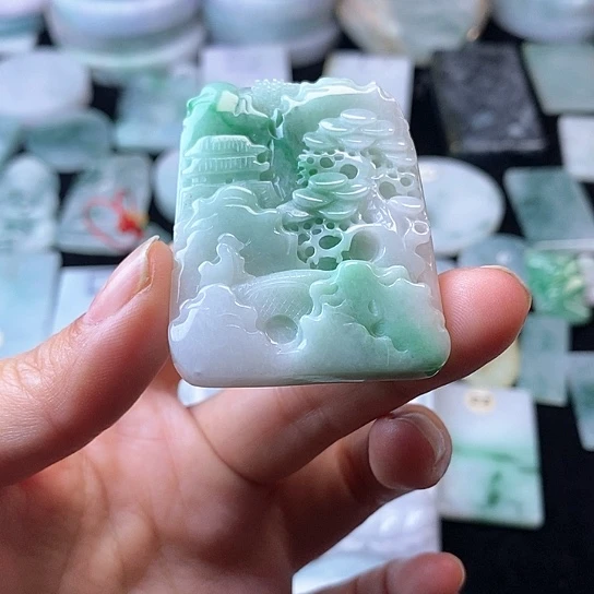 未镶嵌挂件翡翠阿*哥翡翠的
