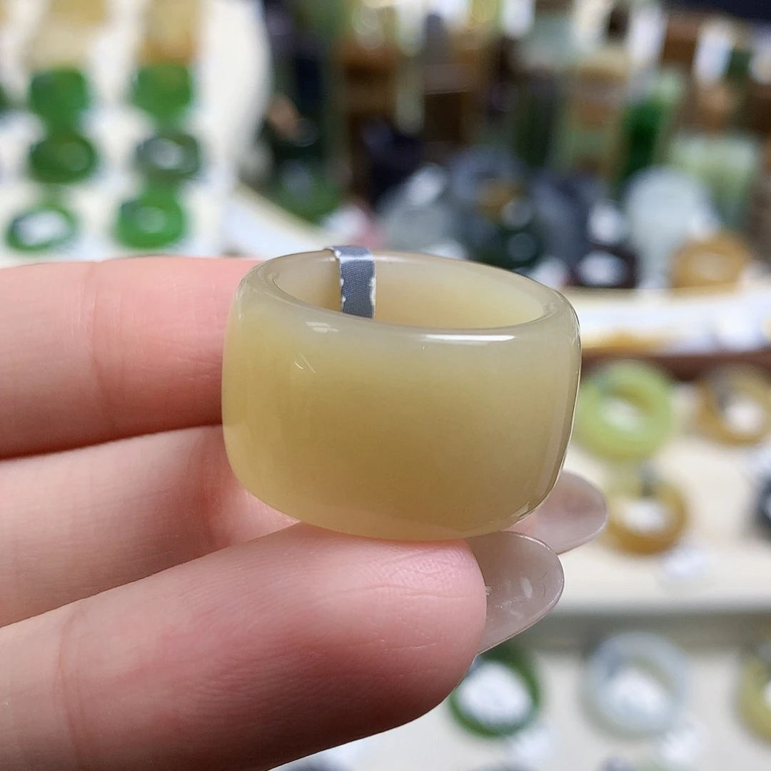 未镶嵌戒指和田玉