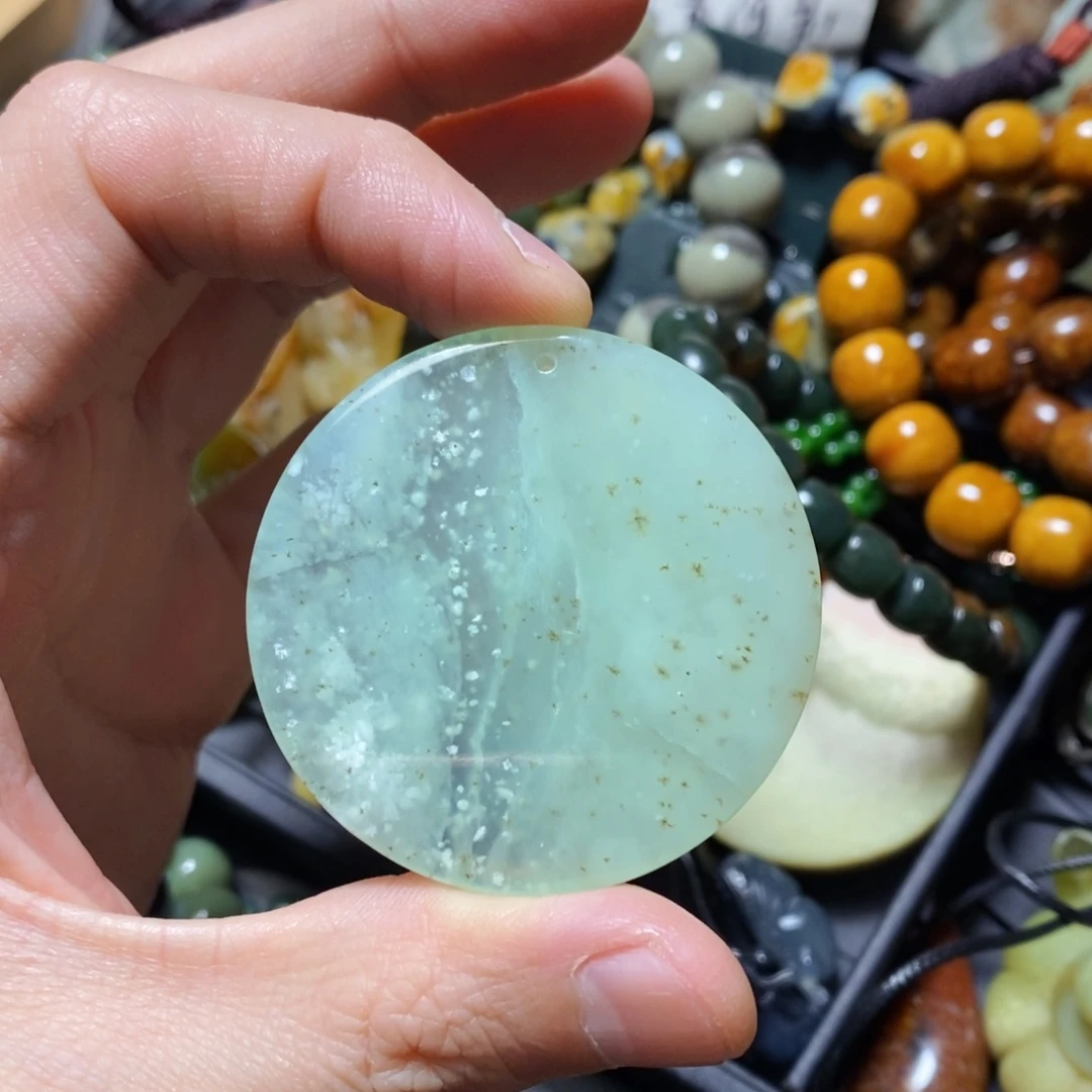 蛇纹石玉未镶嵌颈饰微瑕