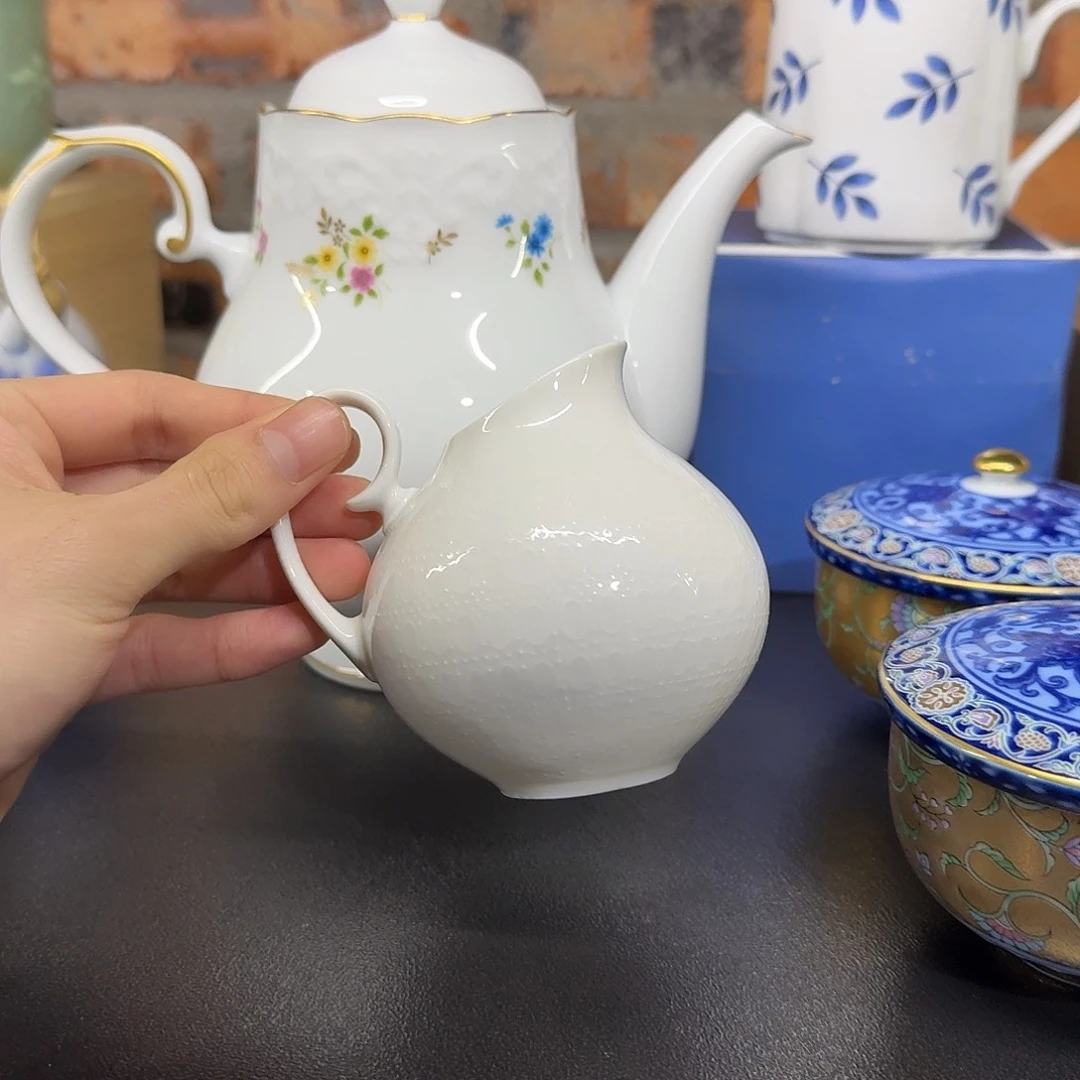 初***来茶盏恭喜发财 万事如意