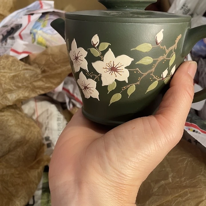 紫砂茶壶原矿泥料手工制作的一把紫砂壶。