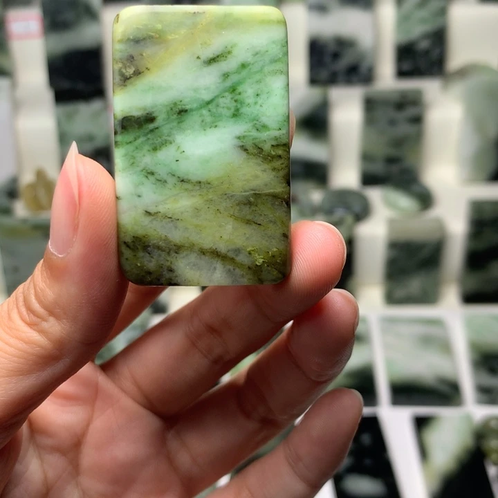 独山玉未镶嵌颈饰