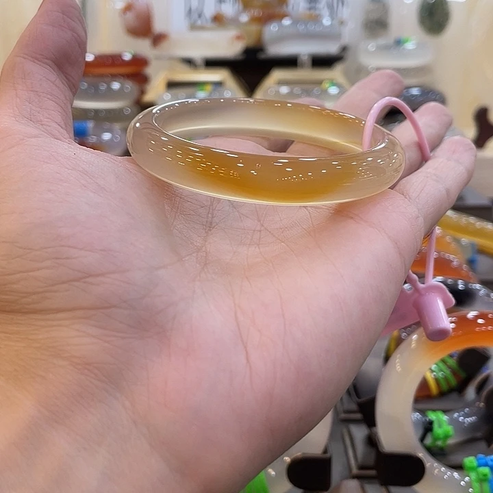 姐***挡玛瑙/玉髓未镶嵌手镯