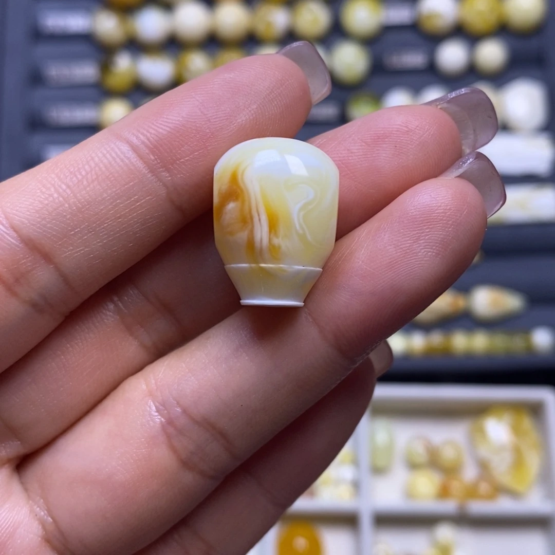 蜜蜡未镶嵌珠宝奇石瓷白沁色妖花三通15*19.8*13.7mm