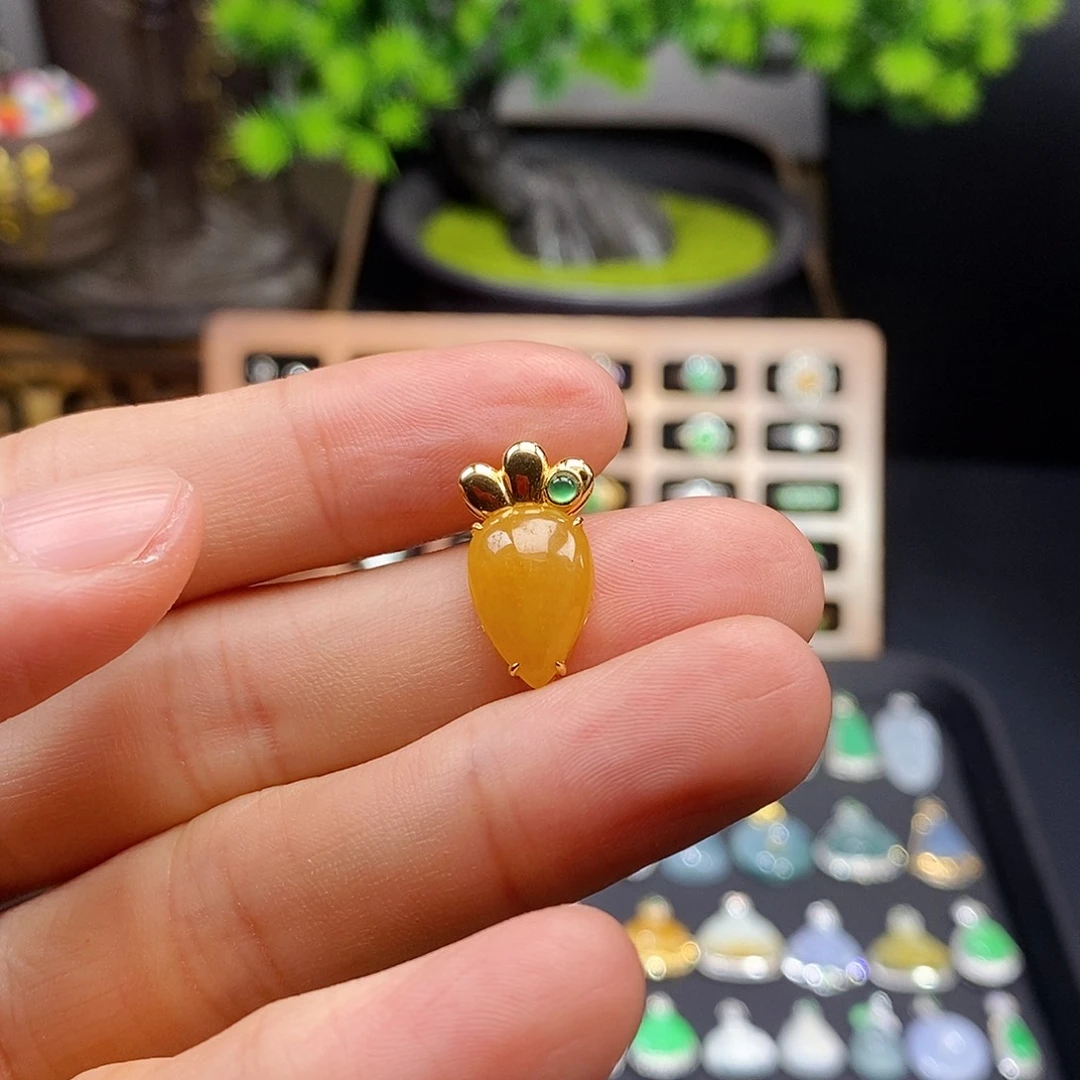 颈饰18K金镶嵌翡翠胡萝卜