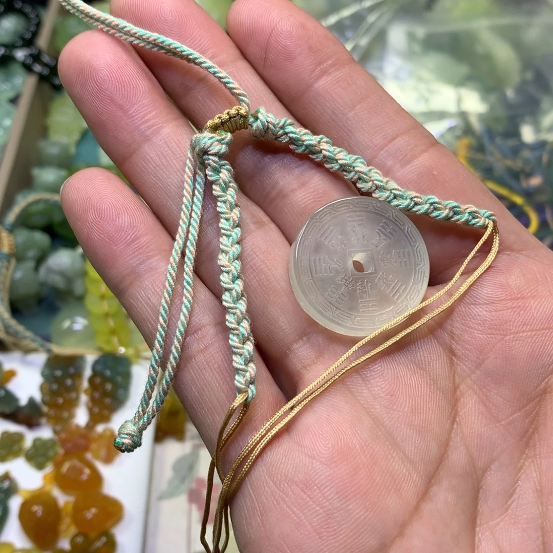 岫玉颈饰未镶嵌告*花钱