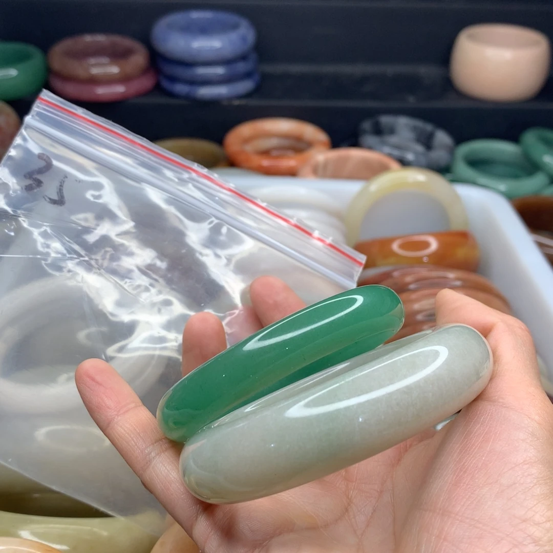 锦***鲤石英质玉未镶嵌手镯35